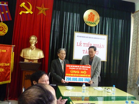 GS. TSKH, nhà giáo, nhà văn Phượng Lựu trao tặng ủng hộ nạn nhân da ca/dioxin Việt Nam. (Ảnh Thu Hòe)
